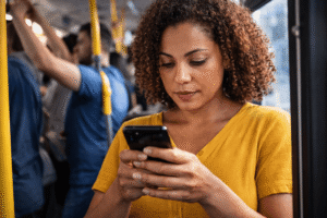 trabalhadora indo para a lida de transporte público