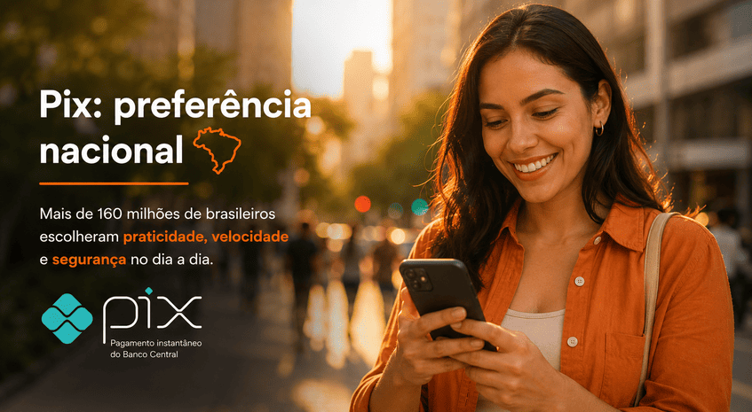 Pessoa autônoma sorrindo ao receber empréstimo na hora via Pix no celular
